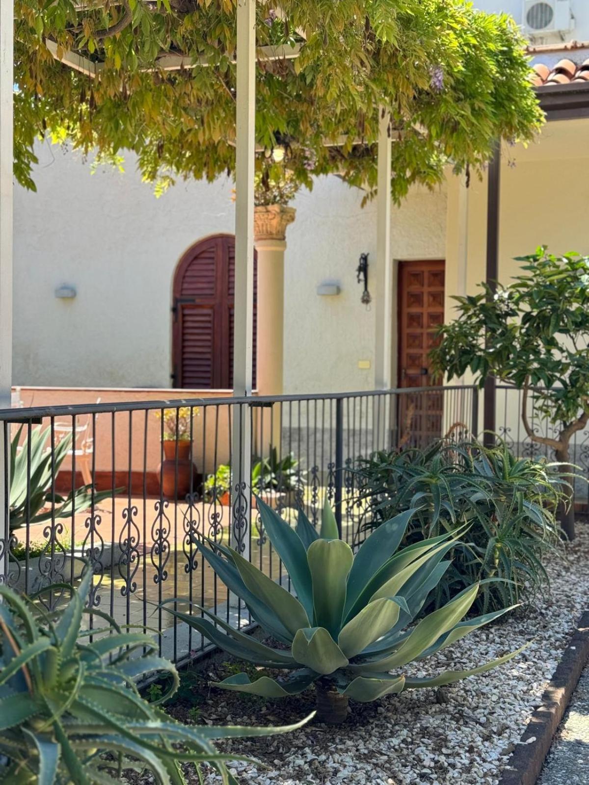 Casa Vacanze Villa Angelina Giardini Naxos Exteriör bild